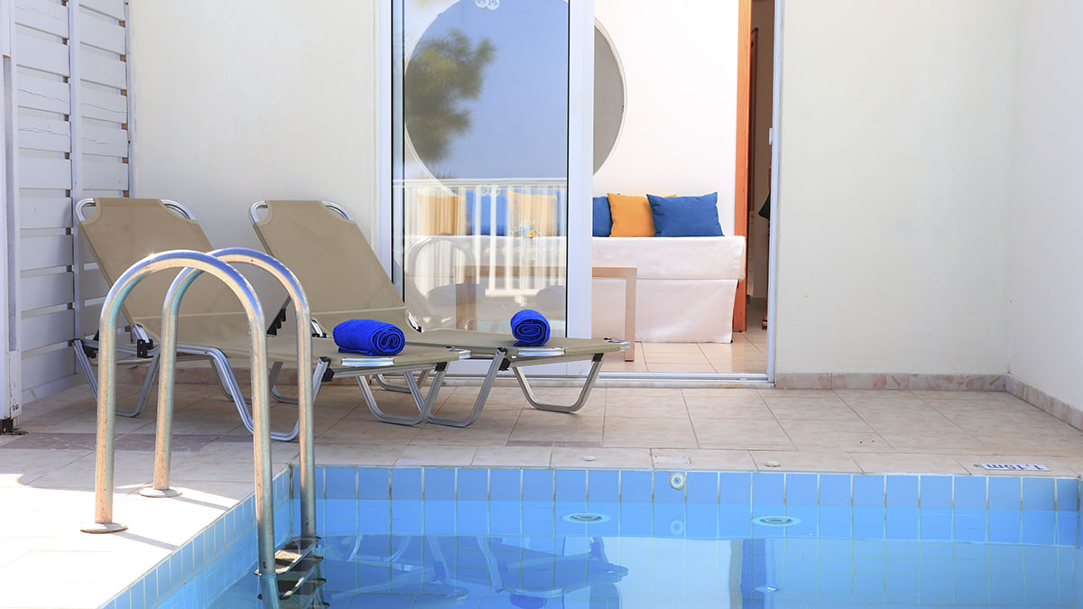 Superior Family Room Sharing Pool